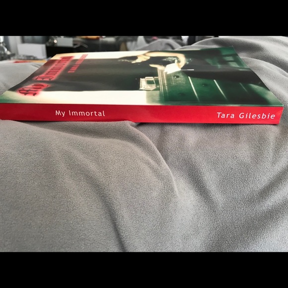 Brand new Tara Gilesbie infamous book! 14$ or bundle 3 items/ 25$ - Picture 8 of 8